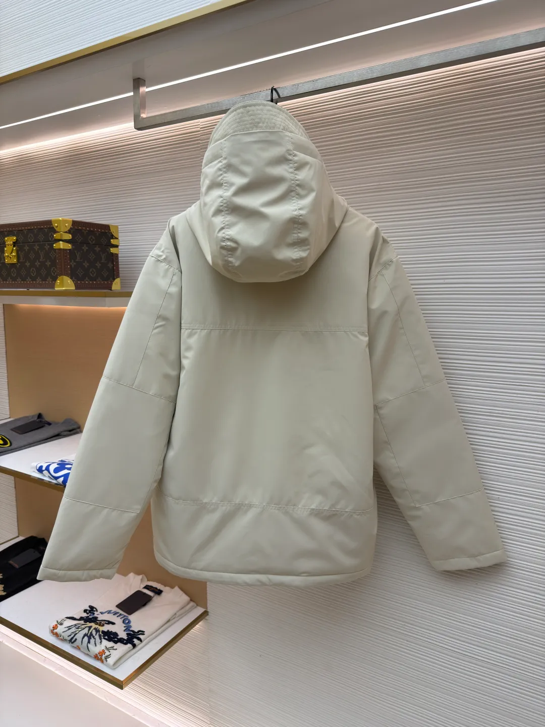 Ralph Lauren logo hooded down jacket ●Original version: Purchased and developed in 2519 ●Item number: 1682204-D60 ●Fabric: White duck down fabric ●Technology: Mechanical down filling ●Color: white ●Version: Fitted version ●Weight: about 880 grams ●Size: S-M-L-XL ●Description: Made of 90 white duck down with a weight of 220g to ensure excellent thermal insulation performance. After strict screening and treatment, the velvet is not easily drilled, ensuring durability. The classic jacket has a slightly loose fit, with slightly dropped shoulder lines (shoulder width is 1-2cm wider than the standard fit). The length reaches the hips, and the sleeves are slightly tapered straight sleeves, taking into account freedom of movement and casual style. The adjustable Velcro on the cuffs allows you to freely adjust the tightness according to the thickness of your wrist and personal preferences, effectively preventing cold wind from intruding, and improving the warmth retention performance. In terms of storage, there are two zipper pockets on the front for you to store frequently used items, and the zipper design ensures that items are not easily lost. A built-in pocket on the left side of the chest provides a safe storage space for some small private items. The drawstring design at the hem allows you to adjust the shape of the jacket according to your body shape and dressing needs. Whether it is loose and casual or slim and neat, you can easily control it. The overall wiring is straight and delicate, the fabric is comfortable and soft, and the color is consistent without color difference. It can be matched with the same style to create a fashionable look and control various occasions. Customized accessories, complete with three standards, same style for men and women!